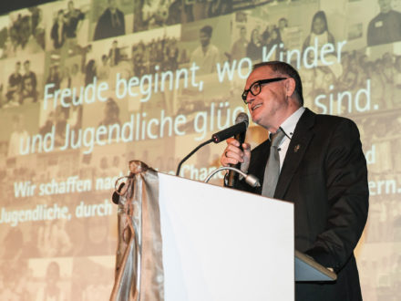 Franz-Josef Fischer hält eine Rede anlässlich der Jubiläumsfeier - 10 Jahre Strahlemann