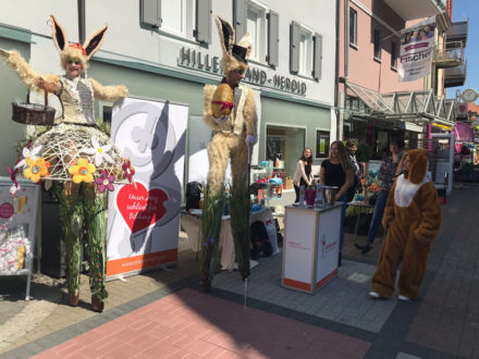 Spendenaktion der Parfümerie Hillenbrand-Herold auf dem Ostermarkt Heppenheim